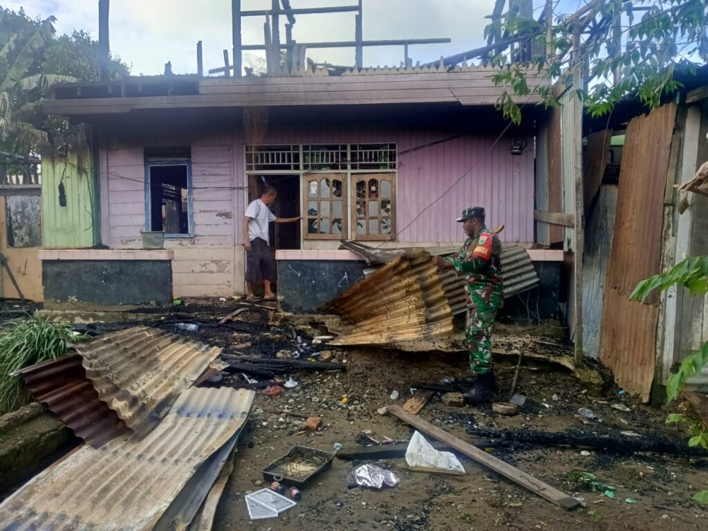 Danramil 1705-01/Nabire Pimpin Gotong Royong Bantu Korban Kebakaran di Kelurahan Morgo