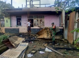 Danramil 1705-01/Nabire Pimpin Gotong Royong Bantu Korban Kebakaran di Kelurahan Morgo