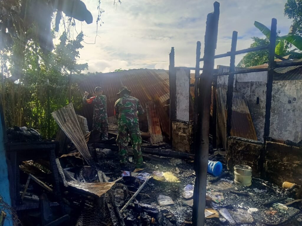 Danramil 1705-01/Nabire Pimpin Gotong Royong Bantu Korban Kebakaran di Kelurahan Morgo