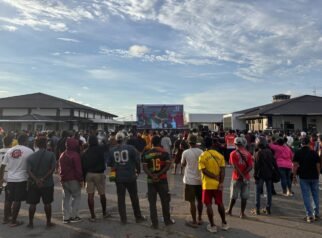 Persipura Berjuang ke Liga 1, Ratusan Warga Nabire Padati Nobar di Kantor Gubernur Papua Tengah