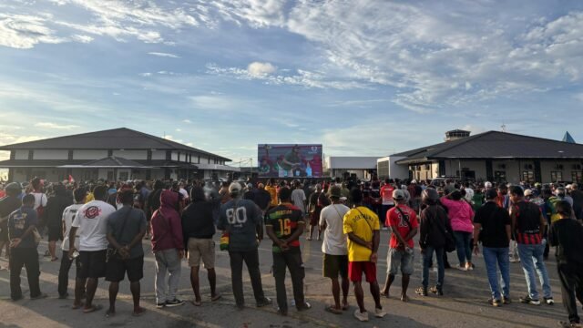 Persipura Berjuang ke Liga 1, Ratusan Warga Nabire Padati Nobar di Kantor Gubernur Papua Tengah