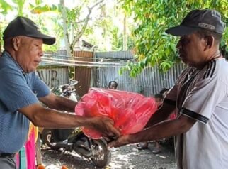 Kepala Suku Sarakwari Sosialisasi Kamtibmas dan Bagikan Sembako di Kampung Sanoba, Soroti Masalah Pemuda Mabuk
