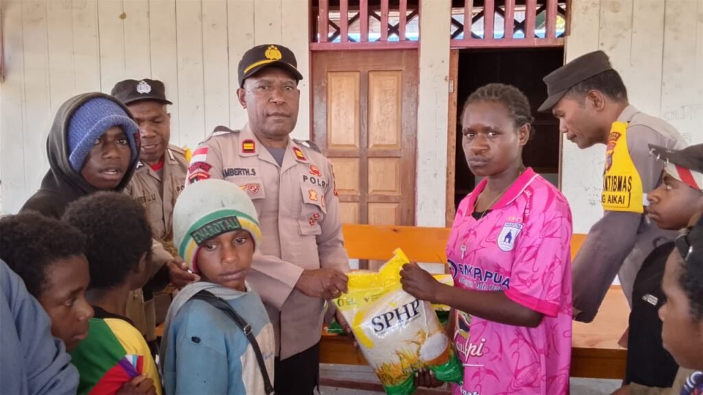 Membangun Komunikasi dan Menjaga Kenyamanan, Polsek Paniai Timur Salurkan Bantuan Sarkon di Kampung Aikai
