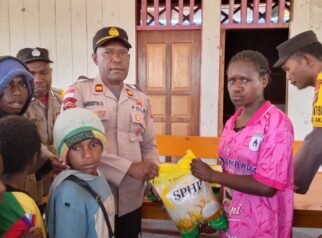 Membangun Komunikasi dan Menjaga Kenyamanan, Polsek Paniai Timur Salurkan Bantuan Sarkon di Kampung Aikai