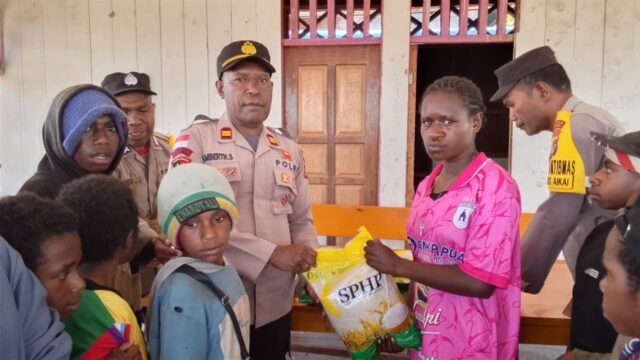 Membangun Komunikasi dan Menjaga Kenyamanan, Polsek Paniai Timur Salurkan Bantuan Sarkon di Kampung Aikai