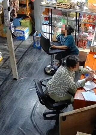 Polisi Buru Pelaku Perampasan HP Modus Minta Uang di Kios Enaro Paniai, Aksi Pelaku Terekam CCTV