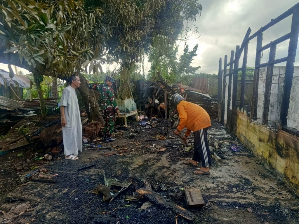 Danramil 1705-01/Nabire Pimpin Gotong Royong Bantu Korban Kebakaran di Kelurahan Morgo