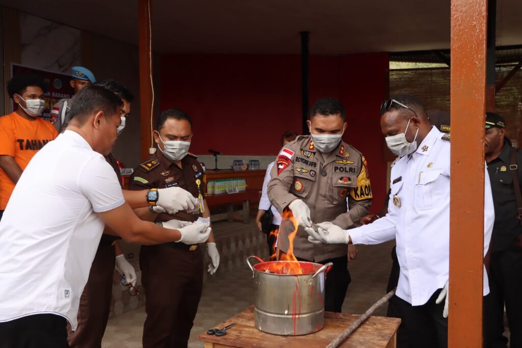 Ganja dan Puluhan Botol Alkohol Dimusnahkan, Polres Paniai Tegaskan Tidak Ada Ruang bagi Narkoba