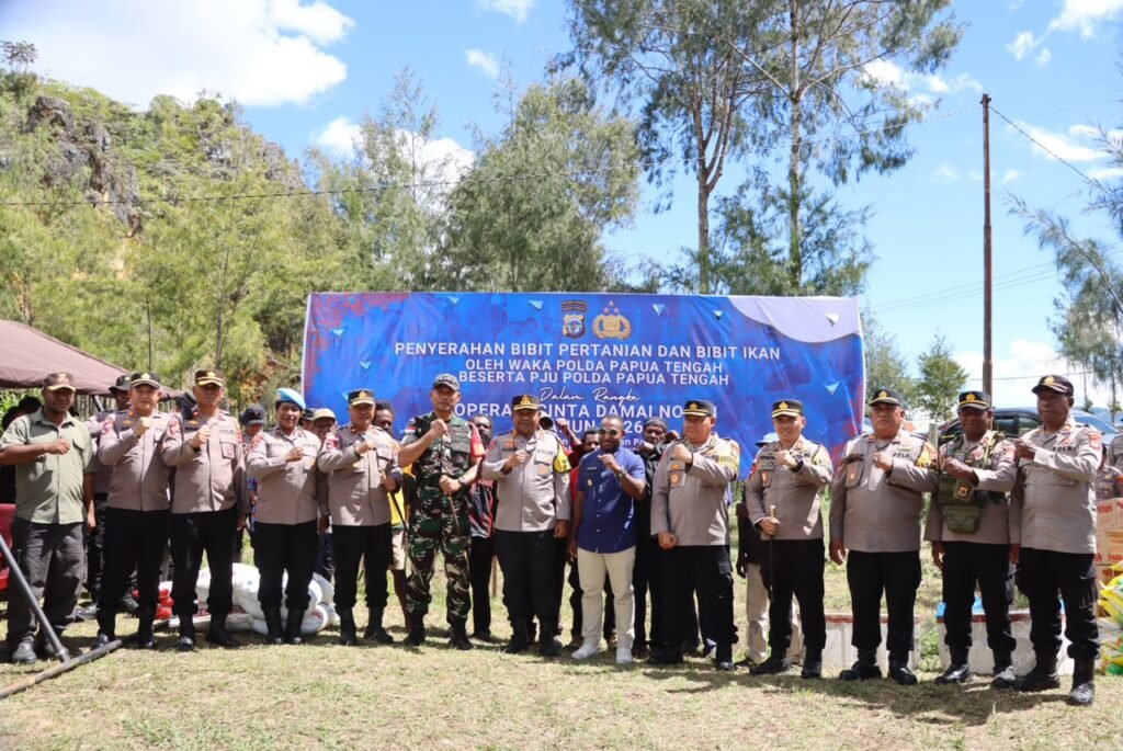 Wakapolda Papua Tengah Serahkan Bibit Pertanian dan Ikan kepada Masyarakat Lewat Operasi Cinta Damai Noken 2026