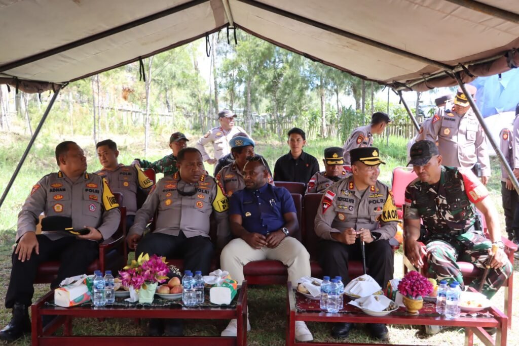 Wakapolda Papua Tengah Serahkan Bibit Pertanian dan Ikan kepada Masyarakat Lewat Operasi Cinta Damai Noken 2026