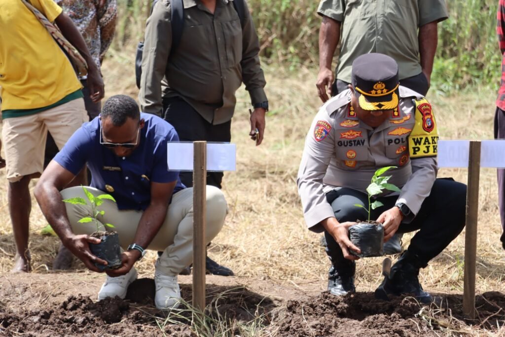 Wakapolda Papua Tengah Serahkan Bibit Pertanian dan Ikan kepada Masyarakat Lewat Operasi Cinta Damai Noken 2026