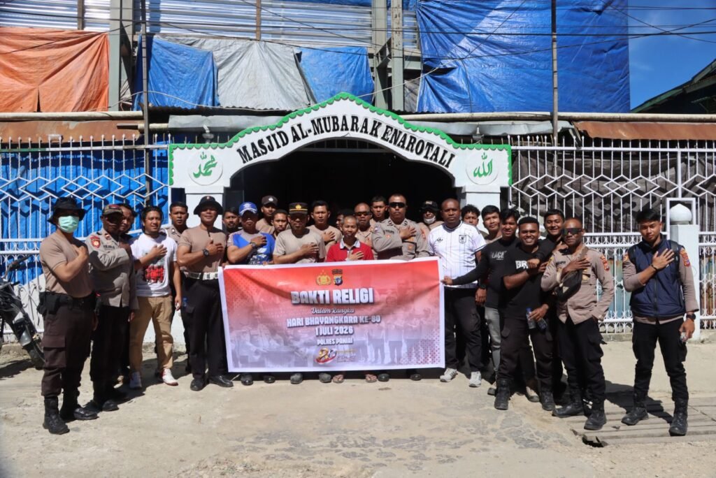Polres Paniai Gelar Bakti Religi Bersihkan Gereja dan Masjid Jelang HUT Bhayangkara ke-80