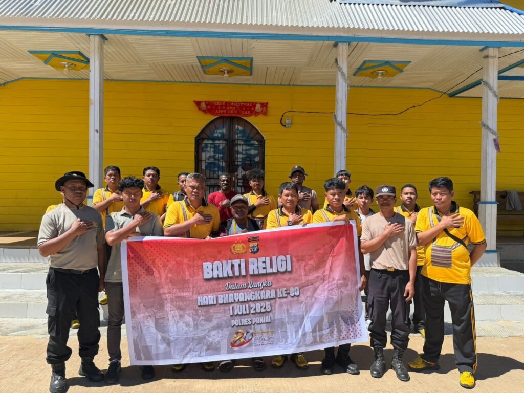 Polres Paniai Gelar Bakti Religi Bersihkan Gereja dan Masjid Jelang HUT Bhayangkara ke-80