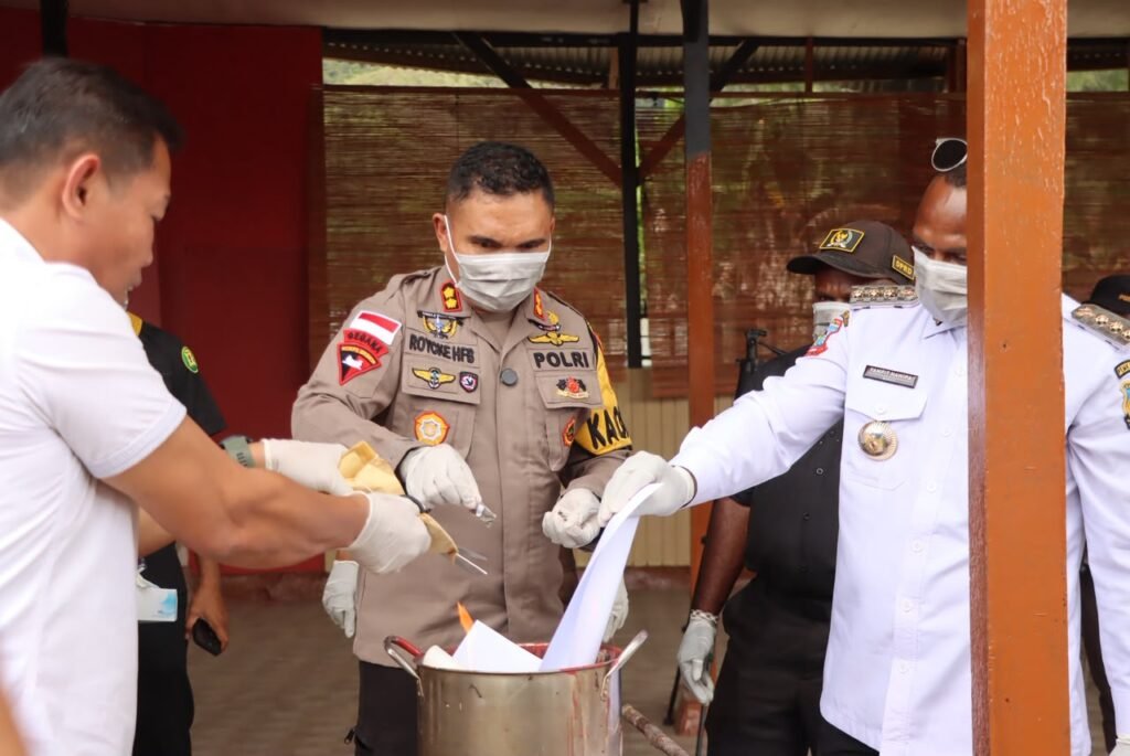 Ganja dan Puluhan Botol Alkohol Dimusnahkan, Polres Paniai Tegaskan Tidak Ada Ruang bagi Narkoba