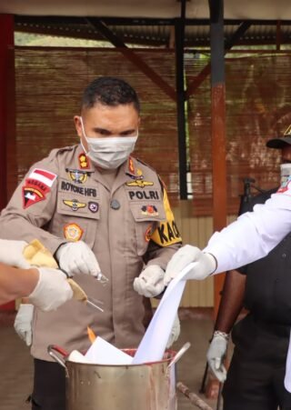 Ganja dan Puluhan Botol Alkohol Dimusnahkan, Polres Paniai Tegaskan Tidak Ada Ruang bagi Narkoba