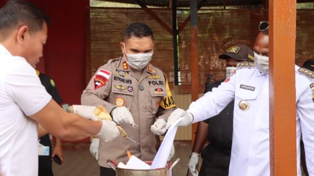 Ganja dan Puluhan Botol Alkohol Dimusnahkan, Polres Paniai Tegaskan Tidak Ada Ruang bagi Narkoba