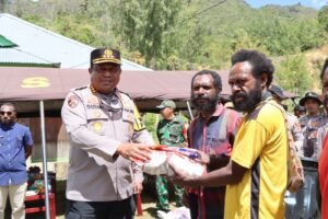 Wakapolda Papua Tengah Serahkan Bibit Pertanian dan Ikan kepada Masyarakat Lewat Operasi Cinta Damai Noken 2026