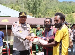 Wakapolda Papua Tengah Serahkan Bibit Pertanian dan Ikan kepada Masyarakat Lewat Operasi Cinta Damai Noken 2026