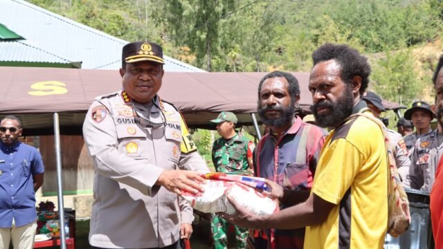 Wakapolda Papua Tengah Serahkan Bibit Pertanian dan Ikan kepada Masyarakat Lewat Operasi Cinta Damai Noken 2026