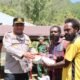 Wakapolda Papua Tengah Serahkan Bibit Pertanian dan Ikan kepada Masyarakat Lewat Operasi Cinta Damai Noken 2026
