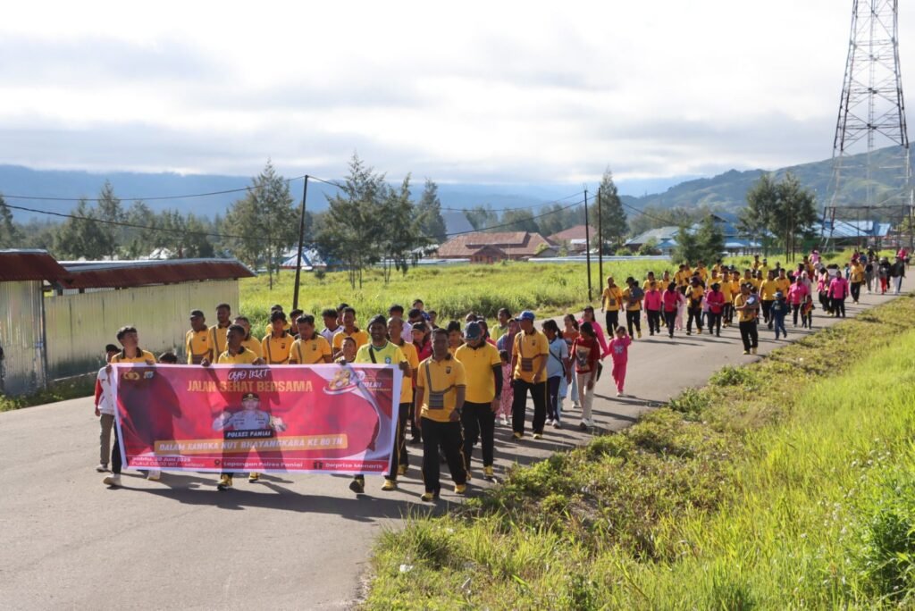 Kapolres Paniai AKBP Roycke H. F. Betaubun memimpin kegiatan Jalan Sehat Hari Bhayangkara ke-80 bersama masyarakat di Kabupaten Paniai.