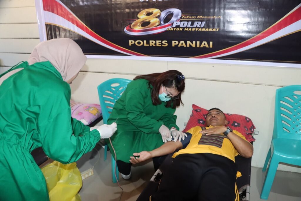 Polres Paniai Gelar Bakti Kesehatan Gratis dan Donor Darah Sambut Hari Bhayangkara ke-80