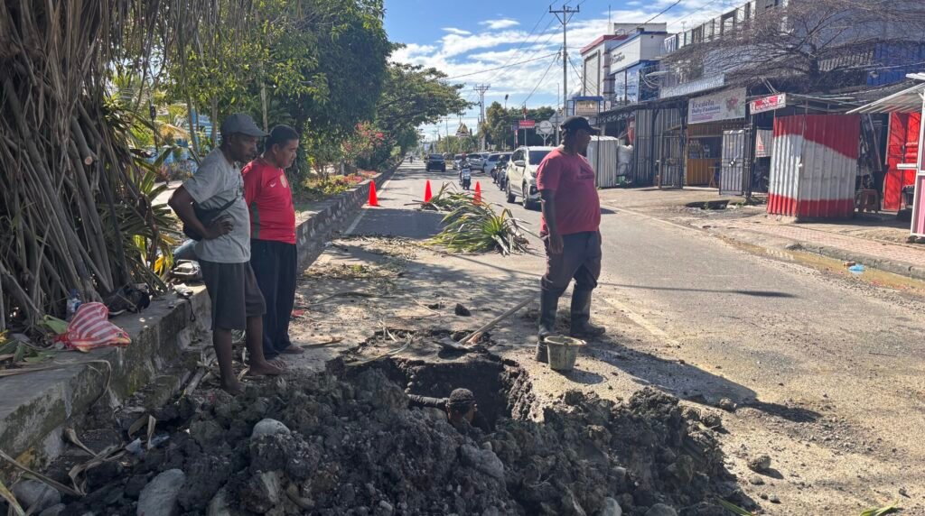 PDAM Nabire Perbaiki Pipa Bocor Demi Keselamatan Pengendara Jalan Merdeka
