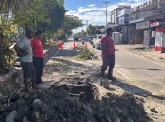 PDAM Nabire Perbaiki Pipa Bocor Demi Keselamatan Pengendara Jalan Merdeka
