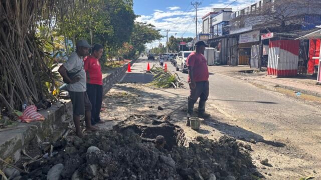 PDAM Nabire Perbaiki Pipa Bocor Demi Keselamatan Pengendara Jalan Merdeka