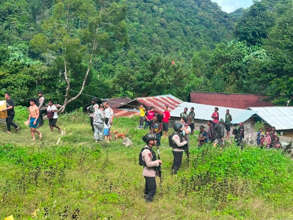 Pastikan Kamtibmas Kondusif, Pospol Ndeotadi 99 dan Brimob Papua Tengah Patroli 24 Jam di Pedalaman Paniai