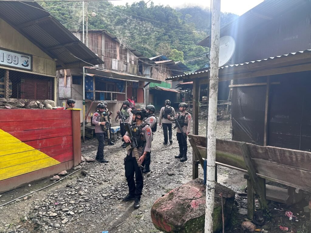 Pastikan Kamtibmas Kondusif, Pospol Ndeotadi 99 dan Brimob Papua Tengah Patroli 24 Jam di Pedalaman Paniai