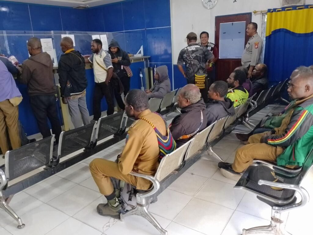 Polri Hadir untuk Masyarakat, Polres Paniai Pastikan Penyaluran Dana Desa Tepat Sasaran