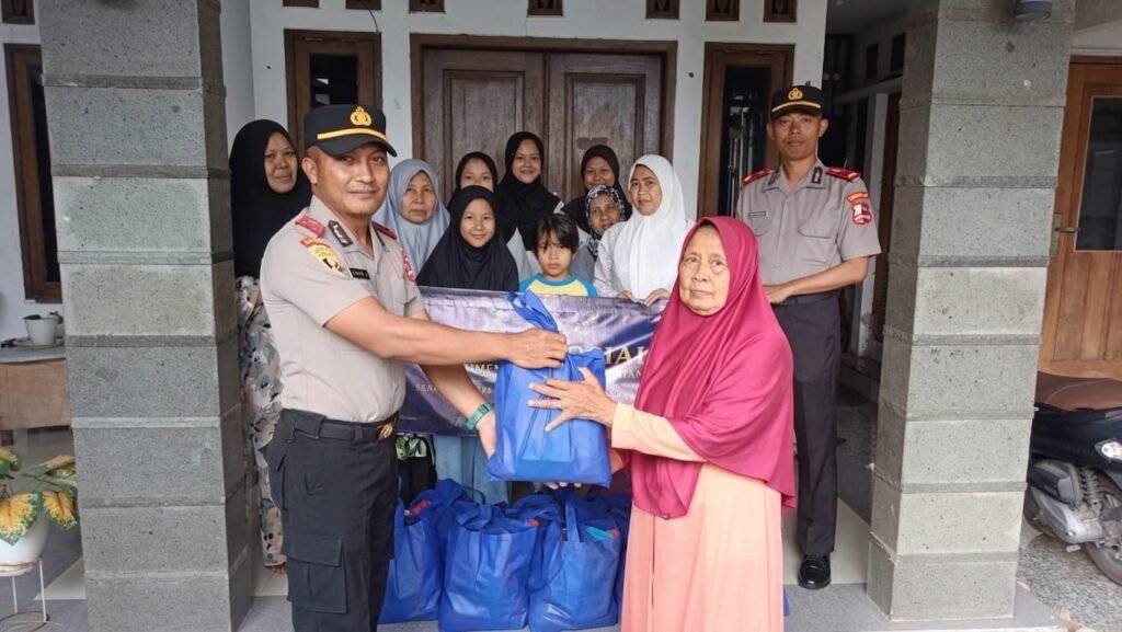 Siswa SIP Angkatan 56 Asal Polda Papua Tengah Salurkan Bantuan Sosial kepada Warga Sukabumi