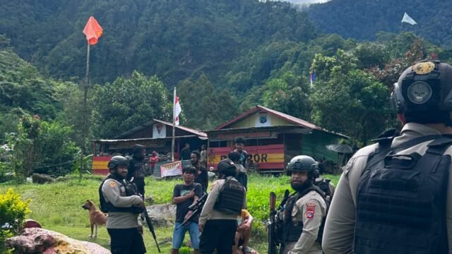 Pastikan Kamtibmas Kondusif, Pospol Ndeotadi 99 dan Brimob Papua Tengah Patroli 24 Jam di Pedalaman Paniai