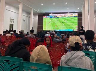 Kapolres Nabire AKBP Samuel D. Tatiratu bersama warga saat nobar Final Piala Dunia 2026 di Aula Wicaksana Laghawa Polres Nabire.