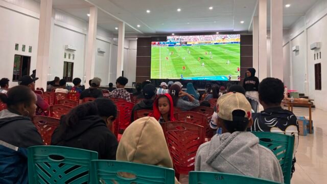 Kapolres Nabire AKBP Samuel D. Tatiratu bersama warga saat nobar Final Piala Dunia 2026 di Aula Wicaksana Laghawa Polres Nabire.