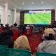 Kapolres Nabire AKBP Samuel D. Tatiratu bersama warga saat nobar Final Piala Dunia 2026 di Aula Wicaksana Laghawa Polres Nabire.