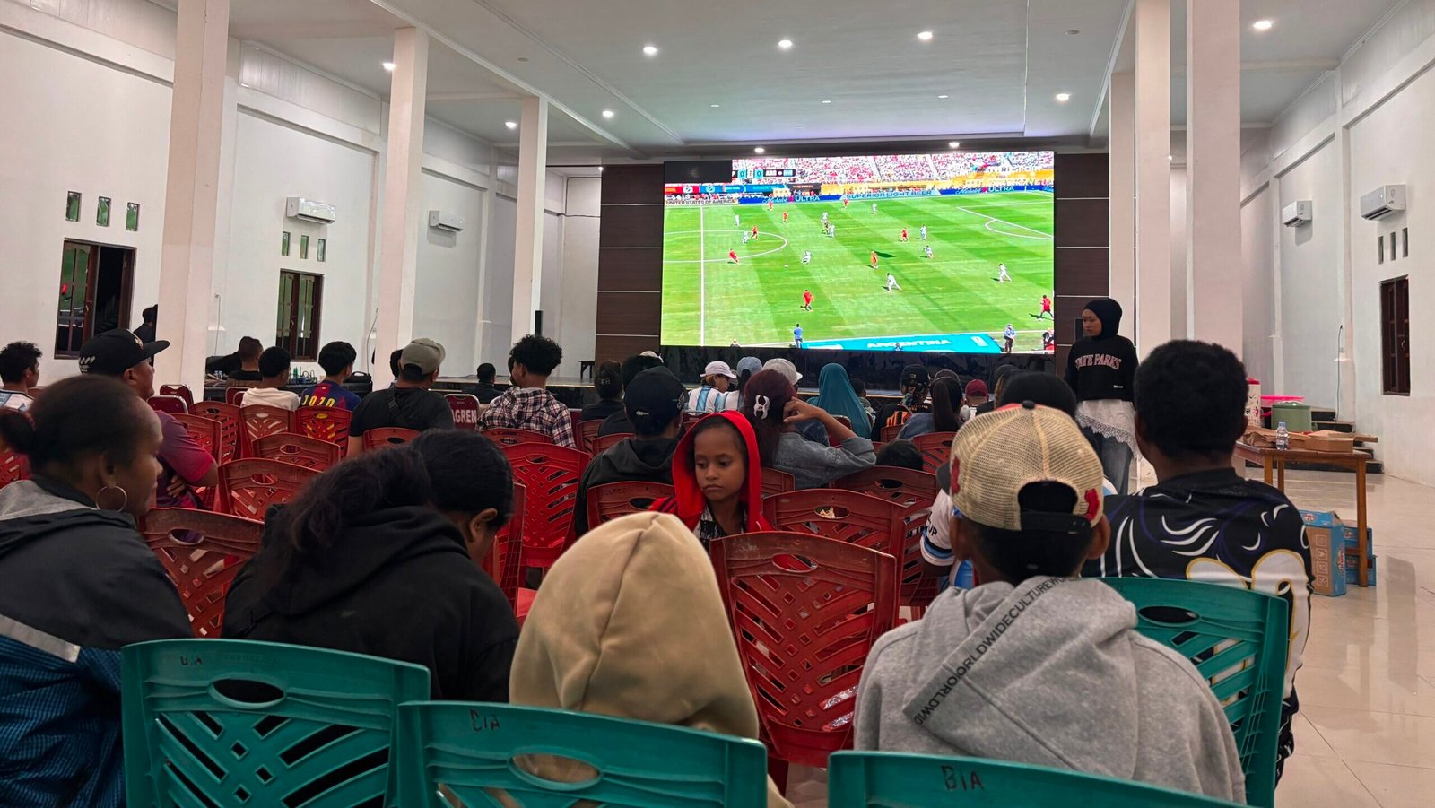 Kapolres Nabire AKBP Samuel D. Tatiratu bersama warga saat nobar Final Piala Dunia 2026 di Aula Wicaksana Laghawa Polres Nabire.
