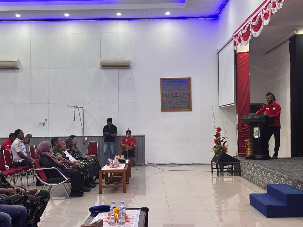 Ketua DPC BMP RI Nabire Permenas Maniani menyampaikan sambutan pada kegiatan Stand Up Comedy Kebangsaan di Aula RRI Nabire, Papua Tengah.