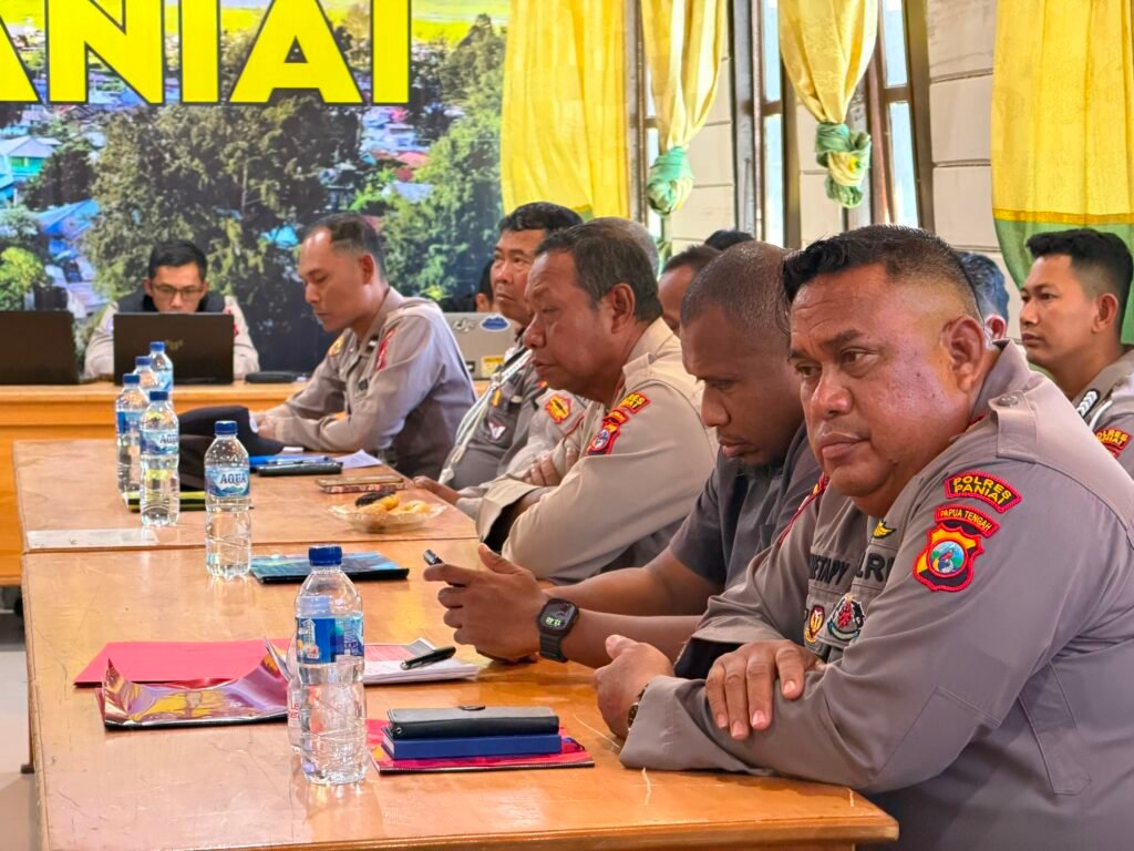Kapolres Paniai AKBP Roycke H. F. Betaubun memimpin Gelar Operasional Bulanan bersama jajaran Polres Paniai untuk mengevaluasi kinerja dan meningkatkan pelayanan kepada masyarakat.