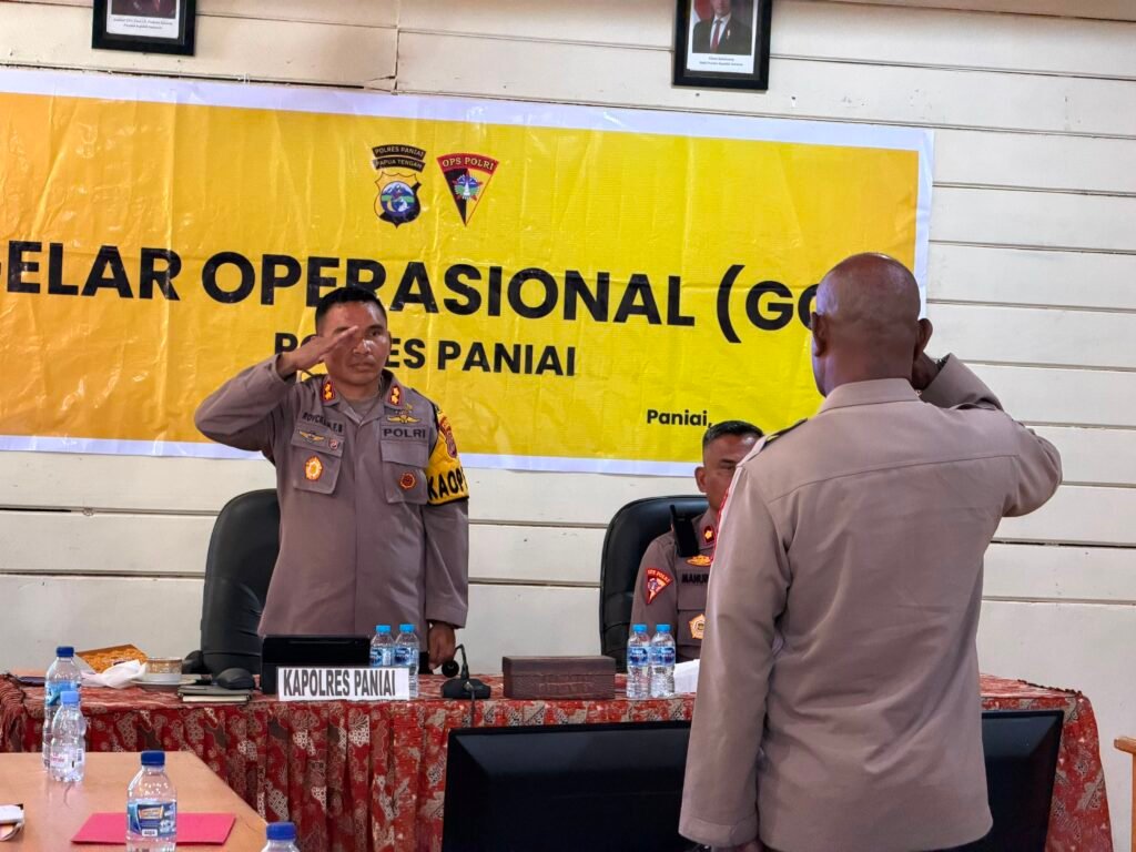 Kapolres Paniai AKBP Roycke H. F. Betaubun memimpin Gelar Operasional Bulanan bersama jajaran Polres Paniai untuk mengevaluasi kinerja dan meningkatkan pelayanan kepada masyarakat.