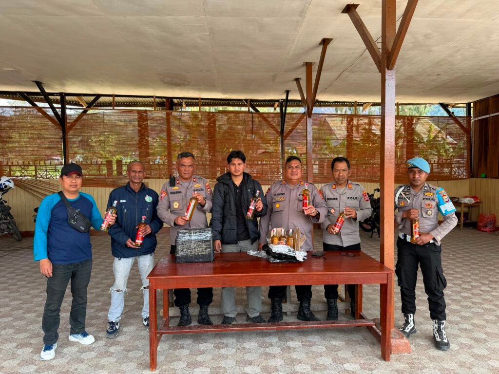 Satresnarkoba Polres Paniai Amankan 20 Botol Minuman Beralkohol dalam Razia Kendaraan Lintas