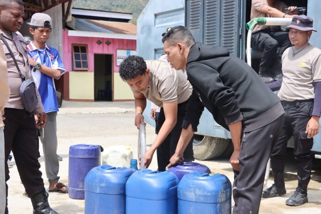 Polres Paniai Salurkan Air Bersih Gratis, Wujud Nyata Kepedulian Polri di Tengah Kemarau