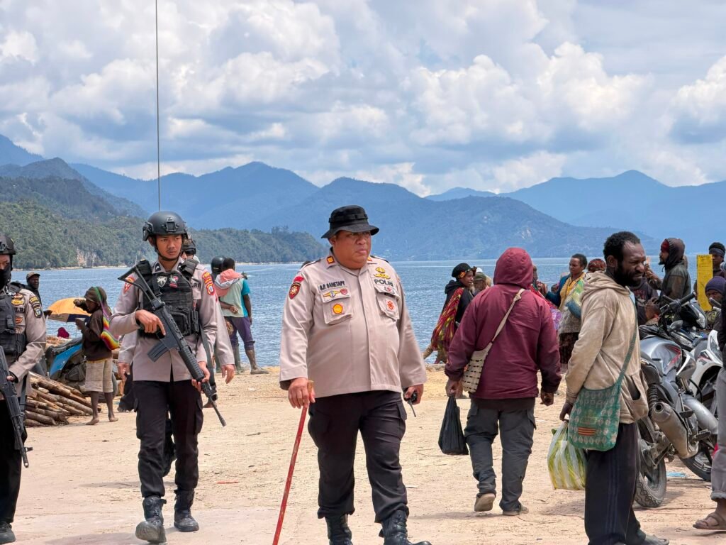 Polres Paniai dan TNI Gelar Patroli Skala Besar, Pastikan Kamtibmas Tetap Kondusif