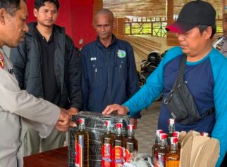 Satresnarkoba Polres Paniai Amankan 20 Botol Minuman Beralkohol dalam Razia Kendaraan Lintas