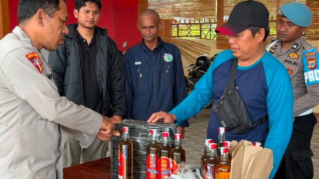 Satresnarkoba Polres Paniai Amankan 20 Botol Minuman Beralkohol dalam Razia Kendaraan Lintas