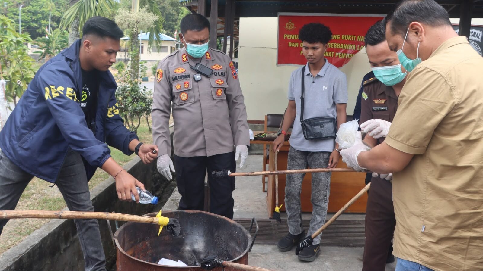 Kapolres Nabire Pimpin Pemusnahan 52,96 Gram Ganja