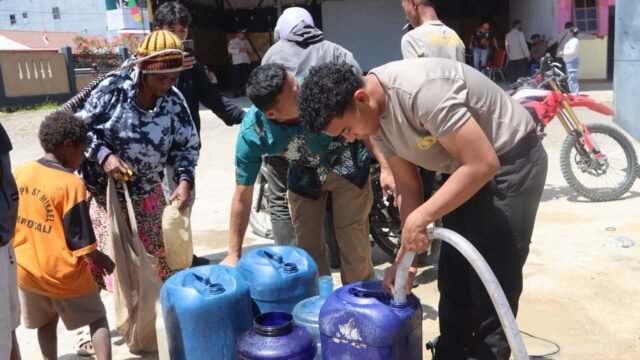 Polres Paniai Salurkan Air Bersih Gratis, Wujud Nyata Kepedulian Polri di Tengah Kemarau