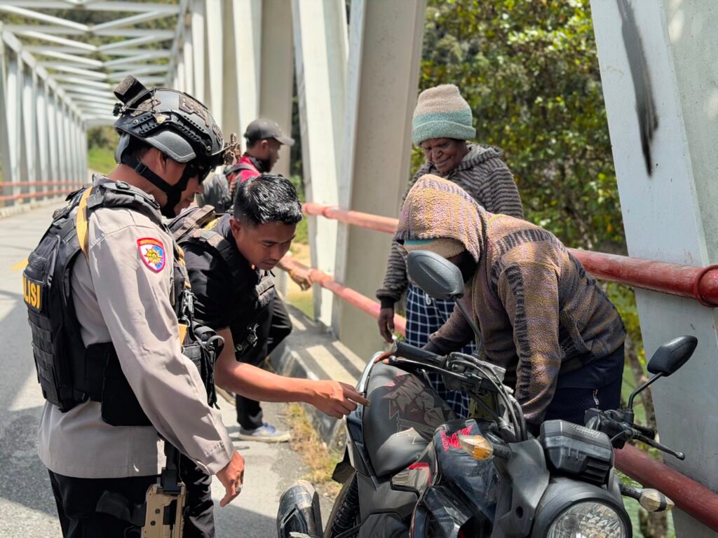 Polres Paniai dan TNI Gelar Patroli Skala Besar, Pastikan Kamtibmas Tetap Kondusif
