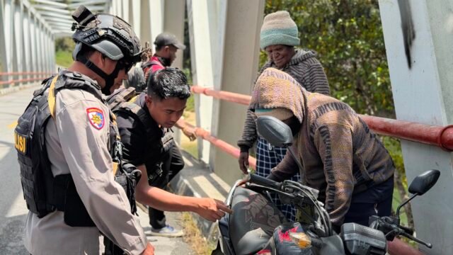 Polres Paniai dan TNI Gelar Patroli Skala Besar, Pastikan Kamtibmas Tetap Kondusif